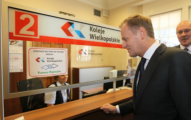 Donald Tusk na dworcu w Poznaniu