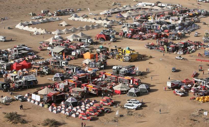 Dakarowe obozowisko przypomina miasto z samochodów i motocykli