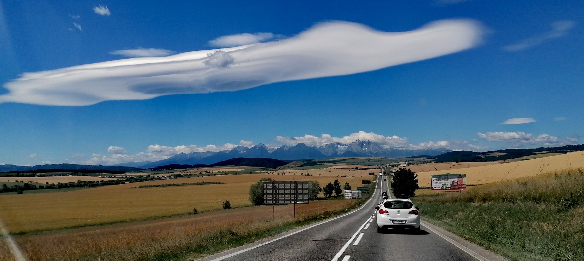 Oblak na oblohe pútal pozornosť. 