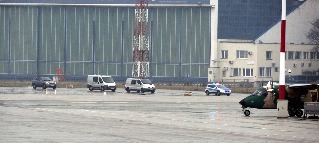 Konwój policyjny przewożący podejrzanego o zabójstwo kobiety Kajetana P. na wojskowym lotnisku Okęcie w Warszawie