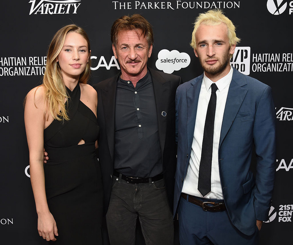 Sławni ojcowie i ich synowie: Sean Penn i Hooper Penn (na zdjęciu z córką aktora, Dylan)