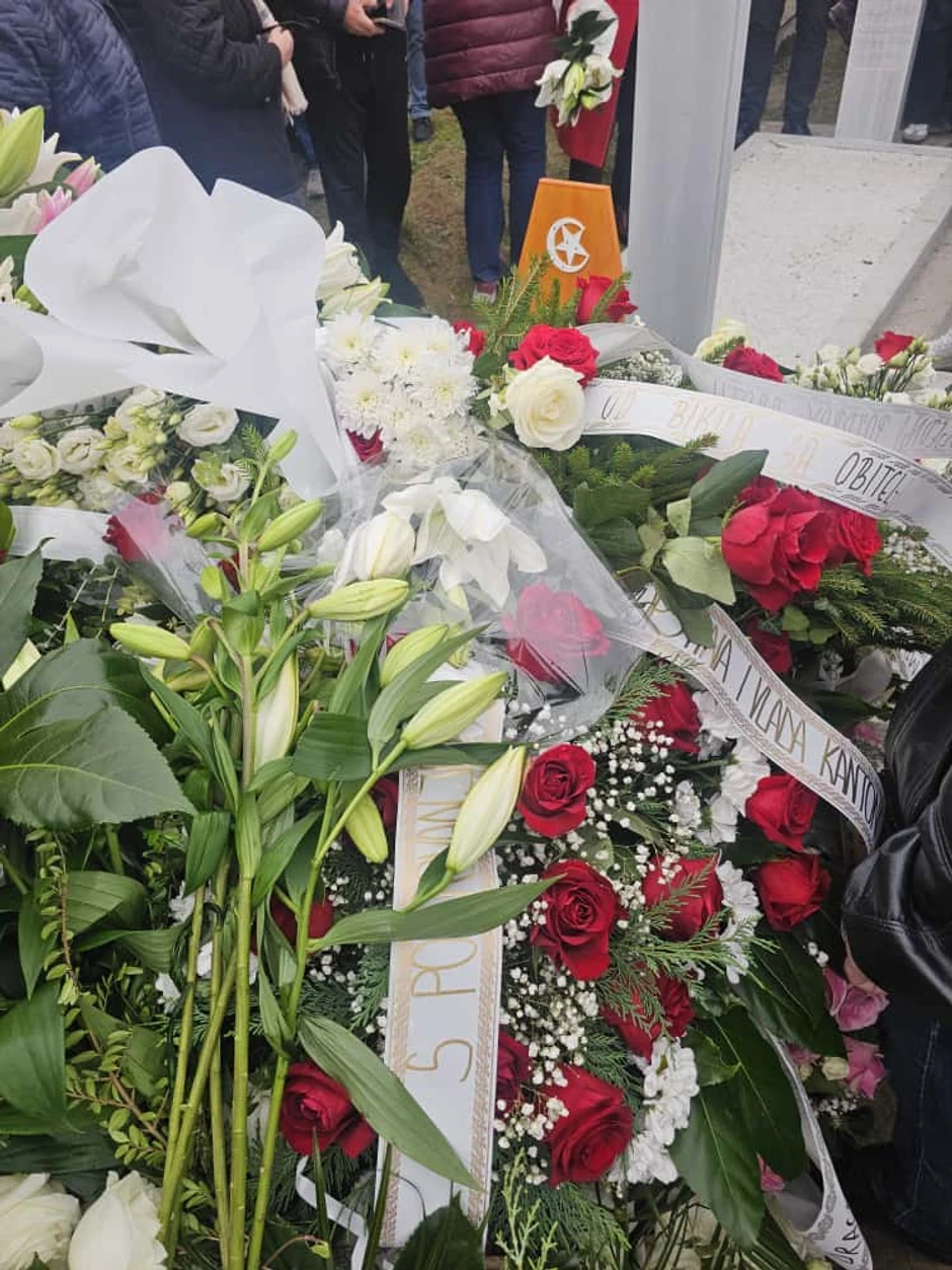 Dino Bešlić prima saučešće na groblju