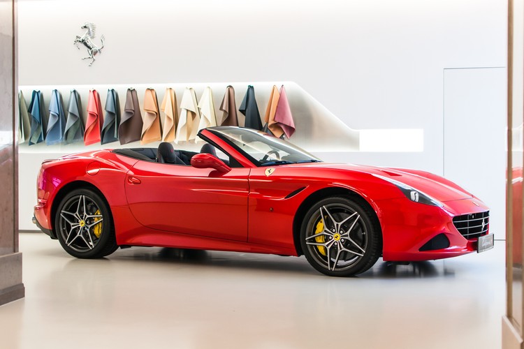 Ferrari California T - podwójnie doładowany silnik V8 o pojemności 3,9 l. Moc - 560 KM