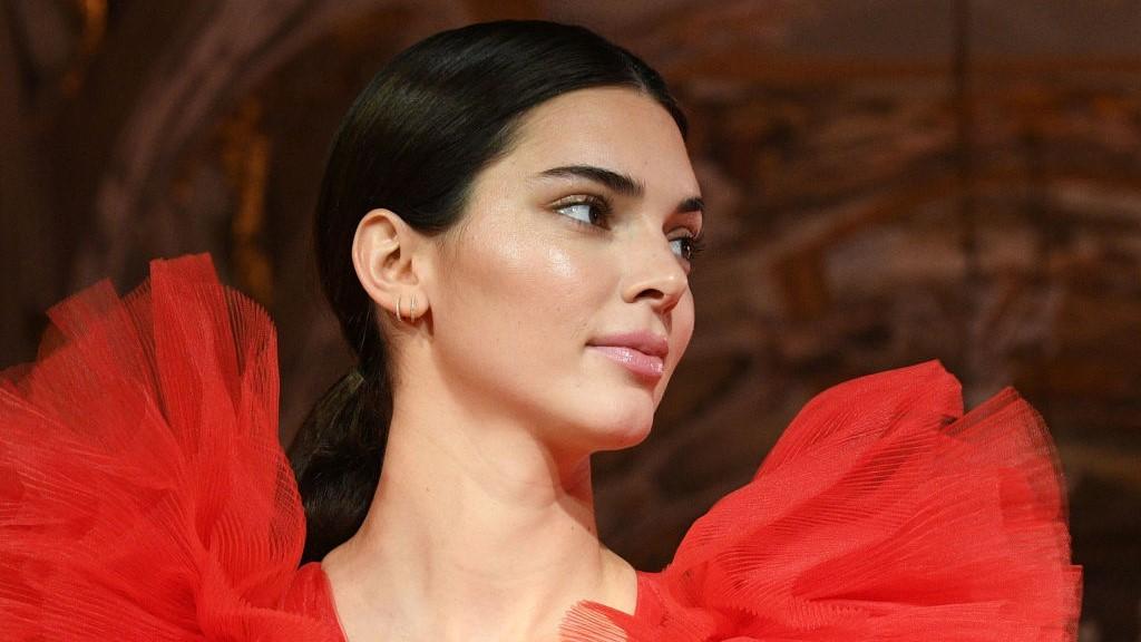 Kendall Jenner topless a Calvin Klein kampányában