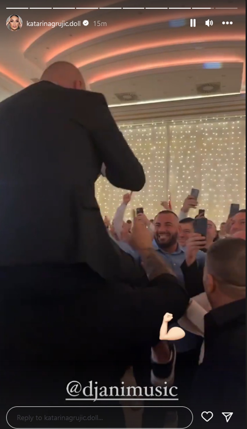 Đanija nose na leđima dok peva