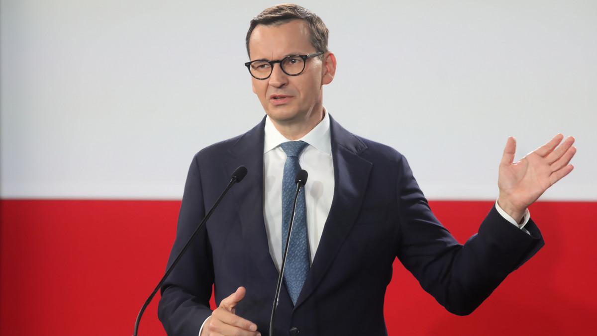 — Przedłużymy zakaz wwozu ukraińskiego zboża, mimo braku zgody KE — zapowiedział Mateusz Morawiecki podczas wystąpienia w Ełku. O decyzji Komisji Europejskiej dowiedział się podczas swojego przemówienia. — Nie będziemy słuchać Berlina. Zrobimy to, bo to jest w interesie polskiego rolnika — skomentował. Zniesienie embarga określił jako "słodkogorzki prezent Tuska, von der Leyen i Webera".