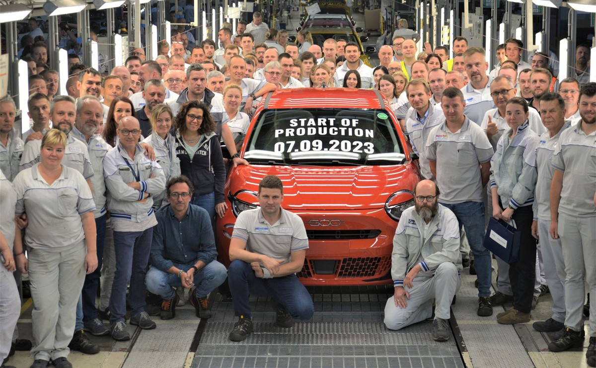 Fiat 600e w wersji La Prima i w pomarańczowym kolorze Sun of Italy to pierwszy SUV włoskiej marki wyprodukowany w Tychach