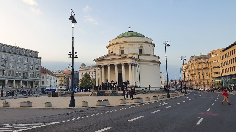 Osoby pilnujące kościoła na Placu Trzech Krzyży