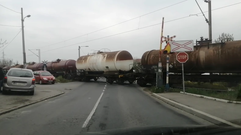 Prolazak voza na otvorenom pružnom prelazu u Železniku