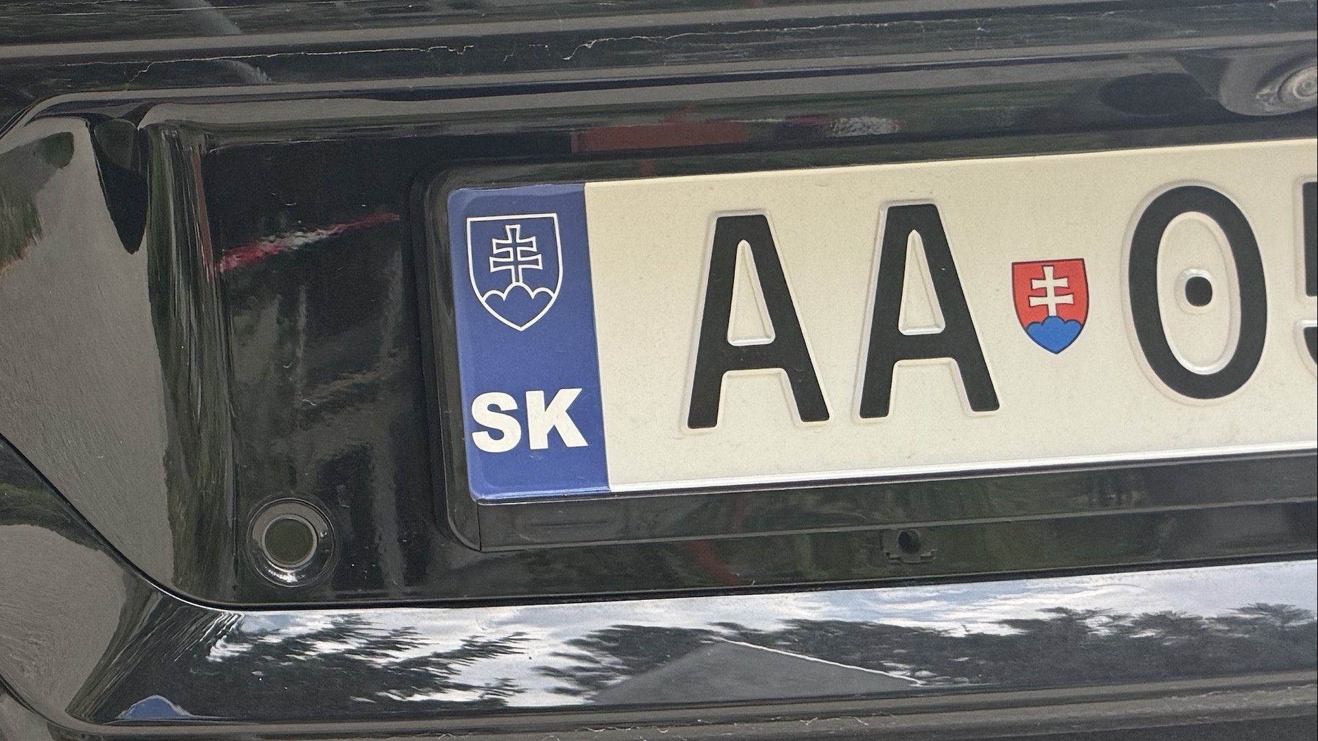 Vodiči prelepujú symbol EÚ na značkách. Polícia varuje pred pokutou aj zákazom šoférovania