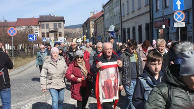 Byliśmy na marszu w obronie Jana Pawła II. "Bandyta Tusk" i modlitwa o "opamiętanie dla dziennikarzy"