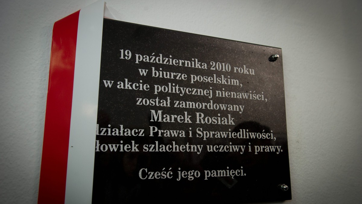 Tablica upamiętniająca Marka Rosiaka. Konflikt niepełnosprawnych i działaczy PiS w Łodzi