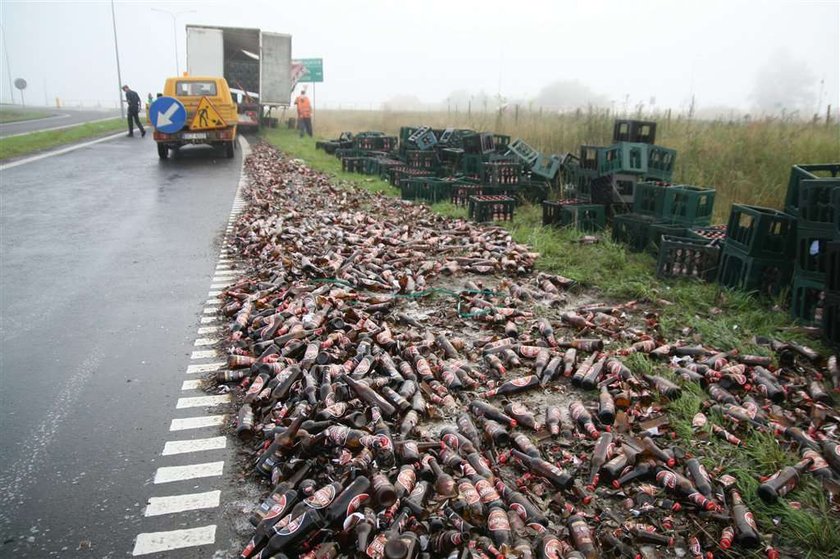 Wypadek tira wiozącego piwo