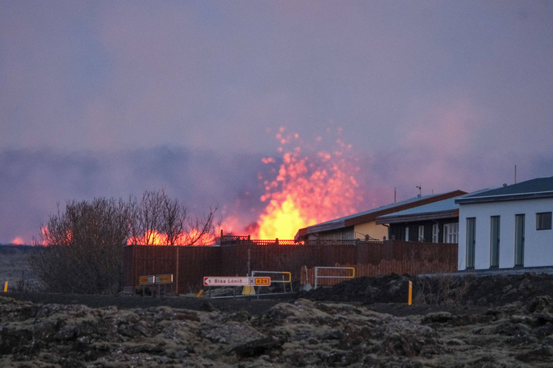 Islandia. Lawa dociera do miasteczka Grindavik