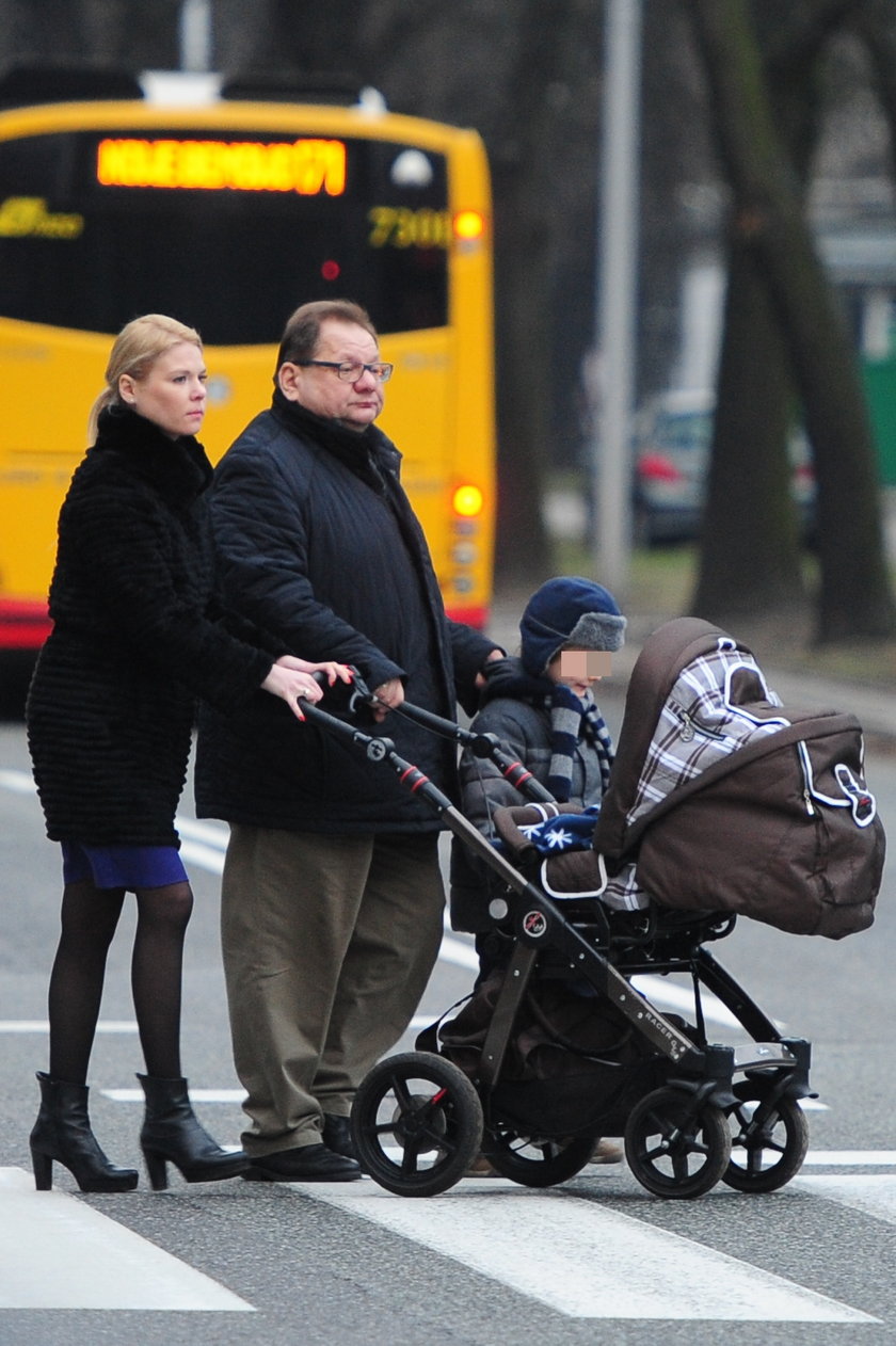 Kalisz z żoną palą przy dzieciach!