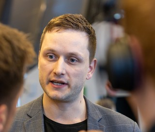 To on musi stawić czoła Trumpowi. Ma 33 lata, jest badmintonistą