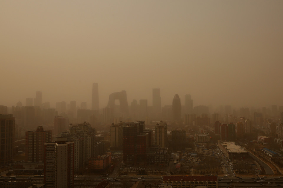 Żółte niebo nad Pekinem - smog i burza piaskowa