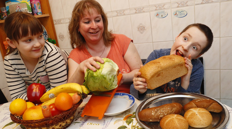 Meszlényi Erika igyekszik minél egészségesebb ételeket tenni az asztalra, de nem mindig sikerül. Ha teljes kiőrlésű lisztből készül a palacsinta, bizony egyből kiszúrják a gyerekek /Fotó: Fuszek Gábor