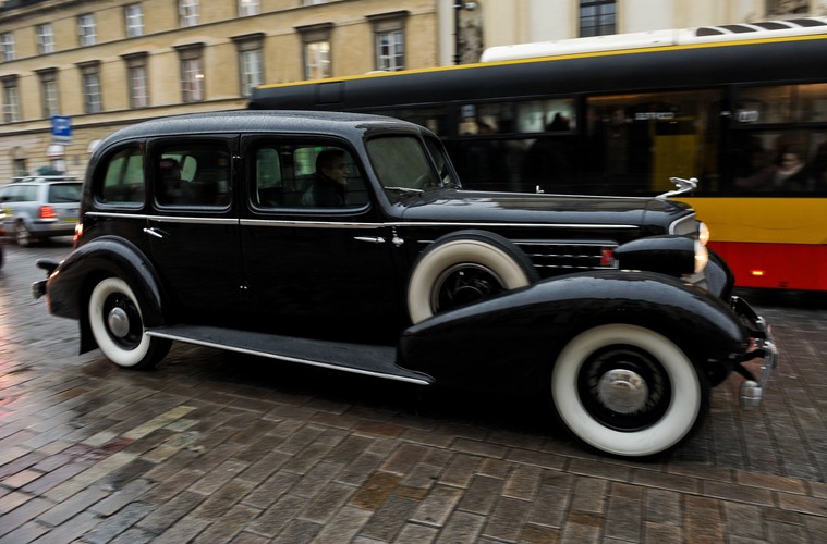 Odrestaurowany pojazd Cadillac 355D, sprowadzony do Polski w 1935 roku dla Marszałka Józefa Piłsudskiego, podczas przejazdu Traktem Królewskim w Warszawie