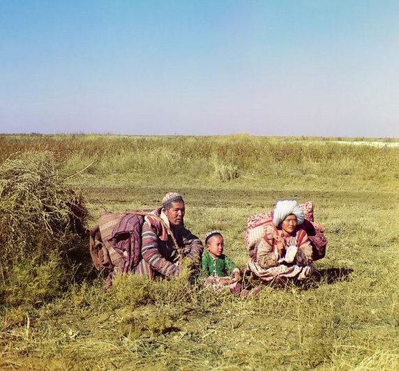 Rodzina kirgiskich koczowników na Stepie Głodowym w Uzbekistanie (1911, domena publiczna).