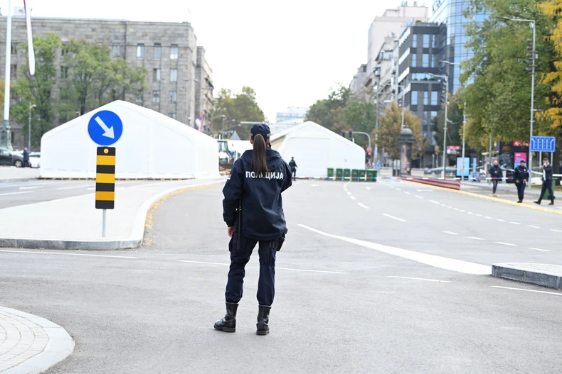 Ugašen požar ispred Skupštine