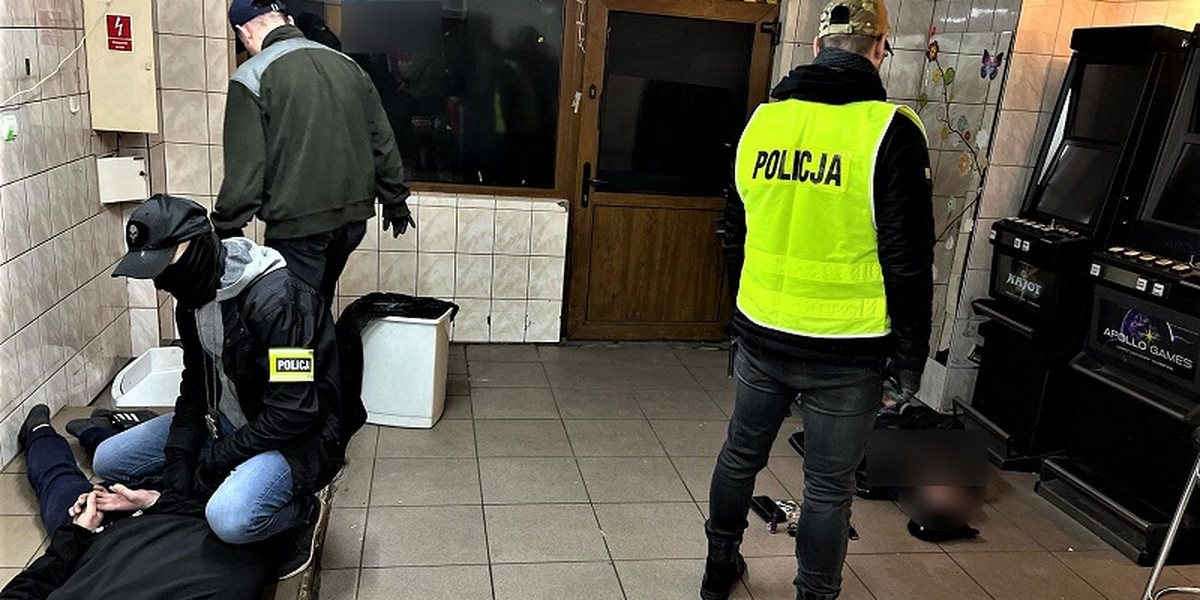 Policjanci zamknęli nielegalny punkt hazardowy w Prochowicach.
