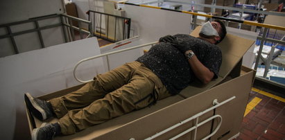 Kartonowe łóżko szpitalne na czasy pandemii. Można je zmienić w trumnę
