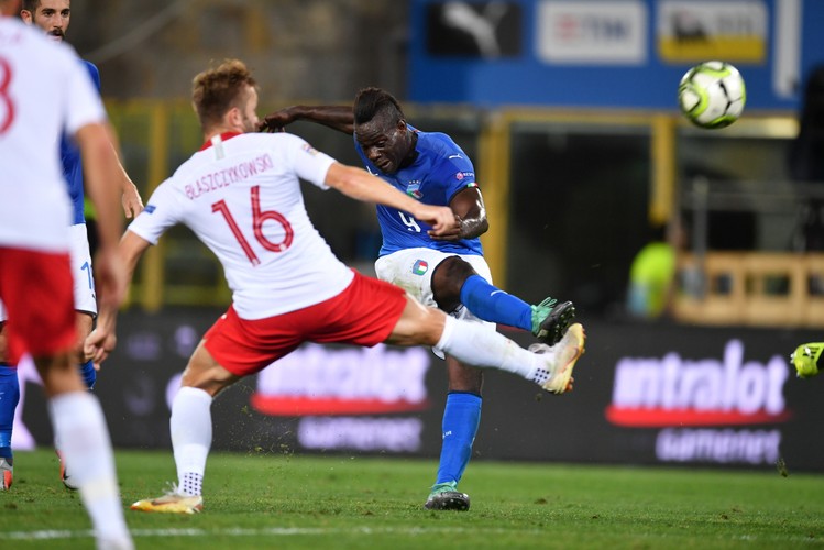 Jakub Błaszczykowski (L) i Mario Balotelli (P)