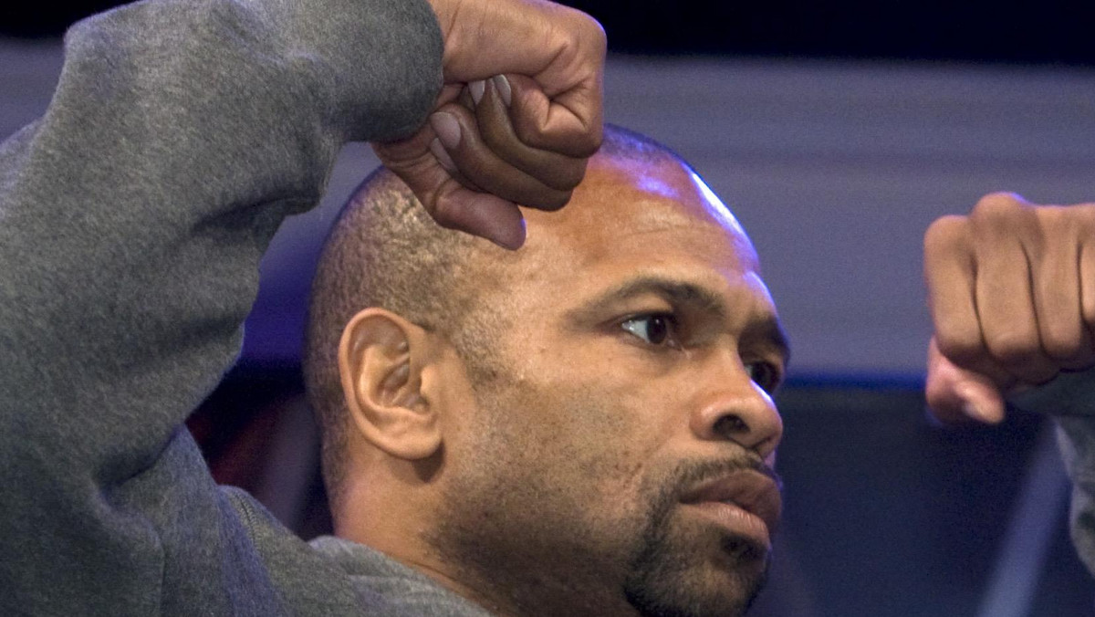 Sposób, w jaki niedościgniony kiedyś Roy Jones Jr zakończył sobotni pojedynek z Denisem Lebiediewem, poruszył cały bokserski świat. Wielu kibiców uważa, że za ciężki nokaut na legendarnym pięściarzu odpowiedzialny jest sędzia ringowy Steve Smoger, który w porę nie zatrzymał walki i pozwolił wyraźnie wahającemu się z podjęciem rozstrzygającej akcji Rosjaninowi, wyprowadzić ostatni, dewastujący cios.