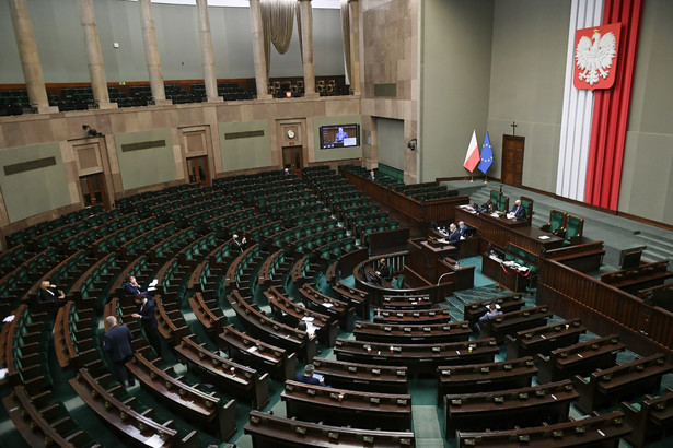 Posłowie na sali posiedzeń Sejmu