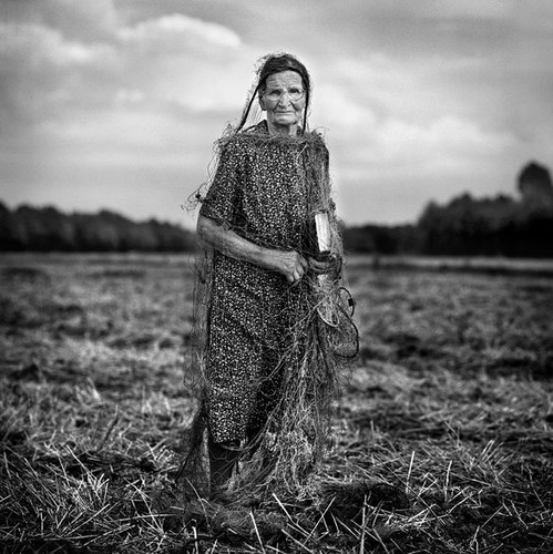 • Fotoreportaż - I miejsce w kategorii LUDZIE

Autor: Adam Pańczuk, Agencja Fotograficzna Visavis.pl
Lubenka, woj. lubelskie. Karczeby – tak zwani są ludzie we wschodniej Polsce, którzy są silnie związani z ziemią. Nazwa wzięła się stąd, że własnymi rękami karczowali lasy, by pozyskać ziemię do uprawy. W gwarze chachłackiej (mieszanina języka polskiego i białoruskiego) „karczeb” to pień z korzeniem tkwiącym głęboko w ziemi po ścięciu drzewa. W czasach stalinowskich Karczeby za swoje przywiązanie do roli płacili nawet życiem.
Styczeń 2009