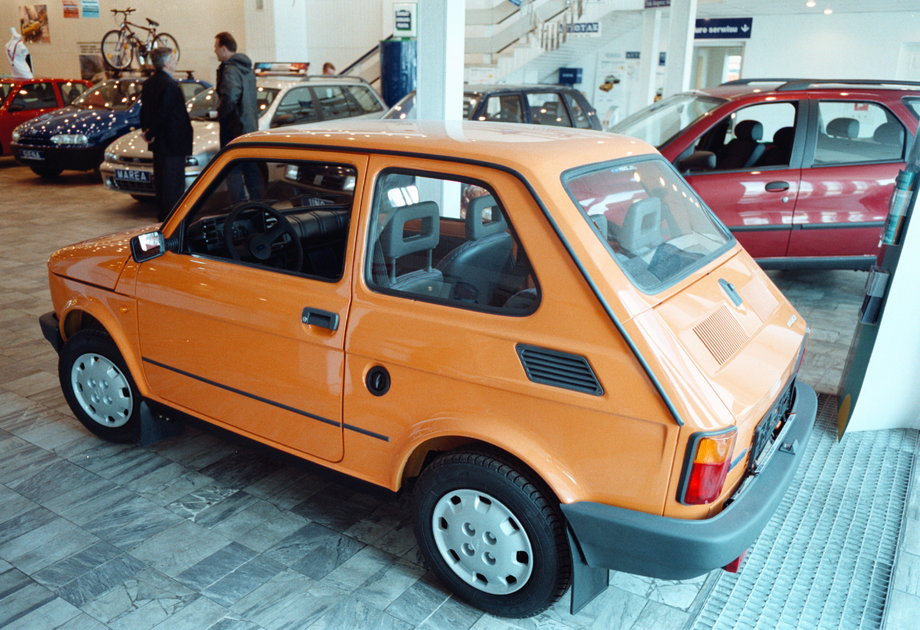 Fiat 126p w salonie Polmozbytu - rok 2000
