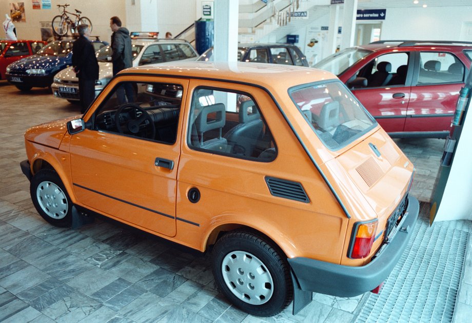 Fiat 126p w salonie Polmozbytu - rok 2000