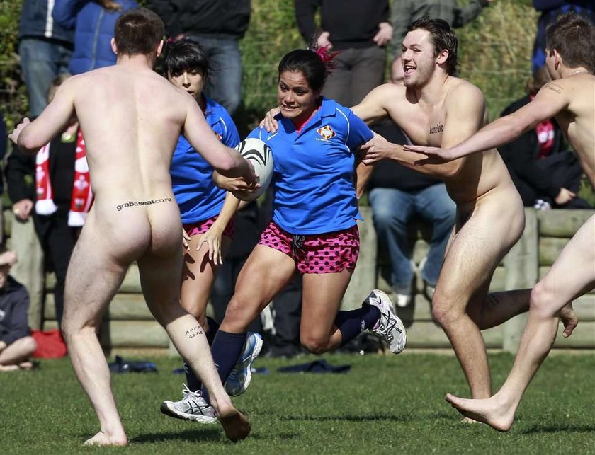 Grali w rugby na golasa