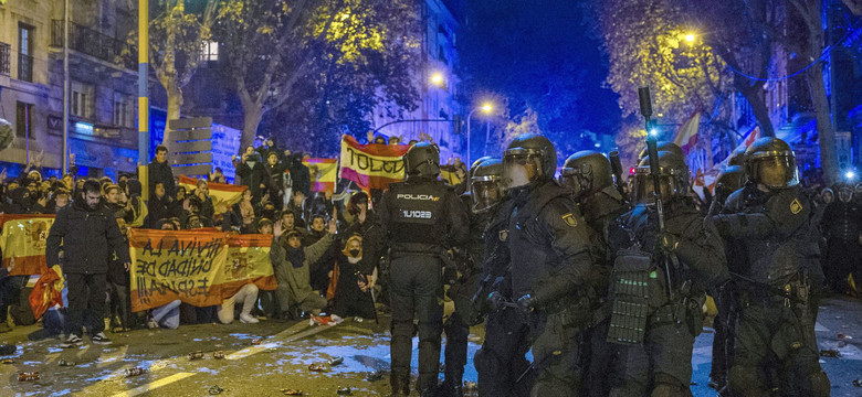 Antyrządowe protesty w Hiszpanii. Władze rządzącej partii zamykają biura.