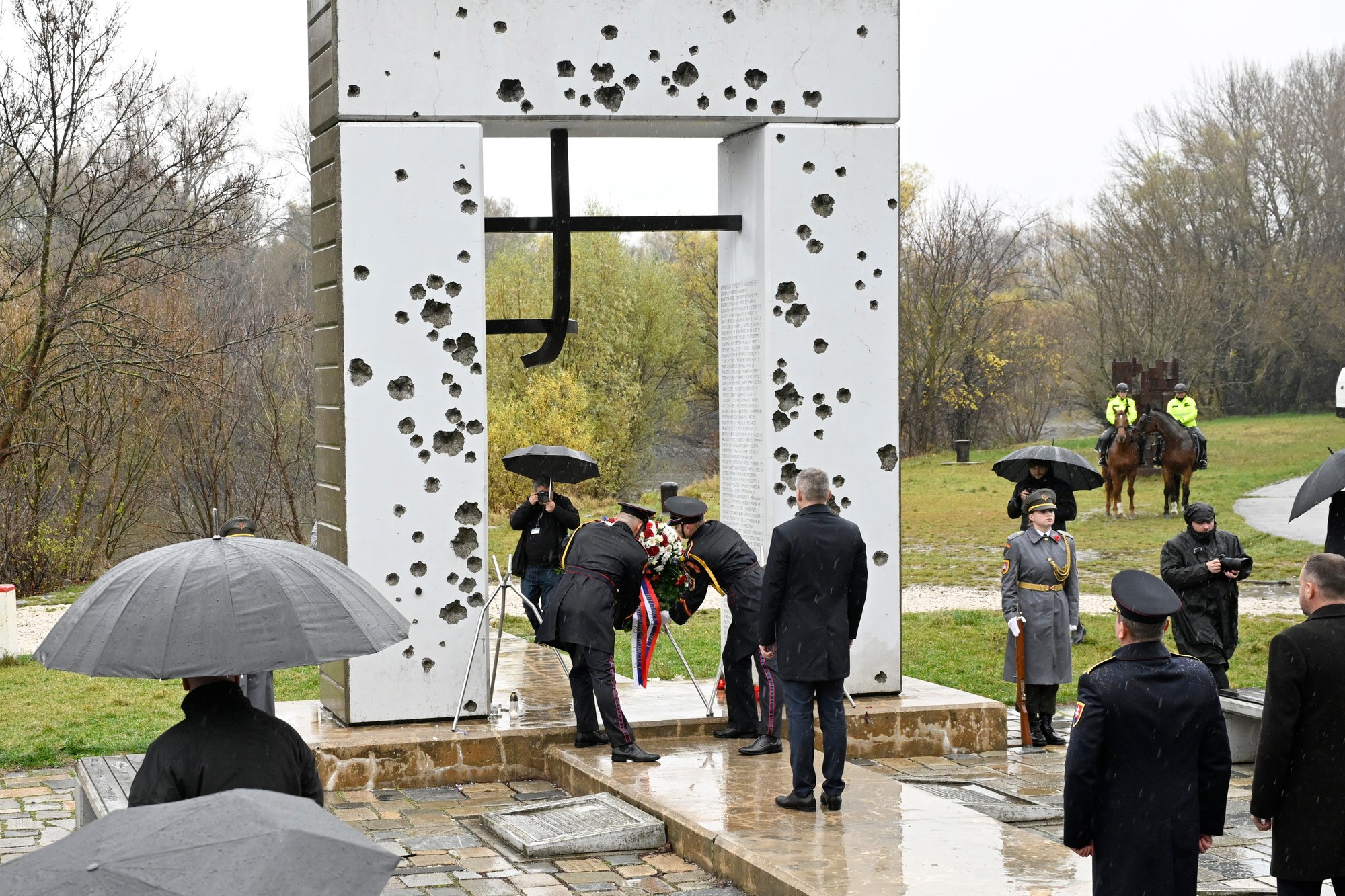 Snímka z kladenia vencov na pietnej spomienke Konfederácie politických väzňov Slovenska pri príležitosti Dňa boja za slobodu a demokraciu.