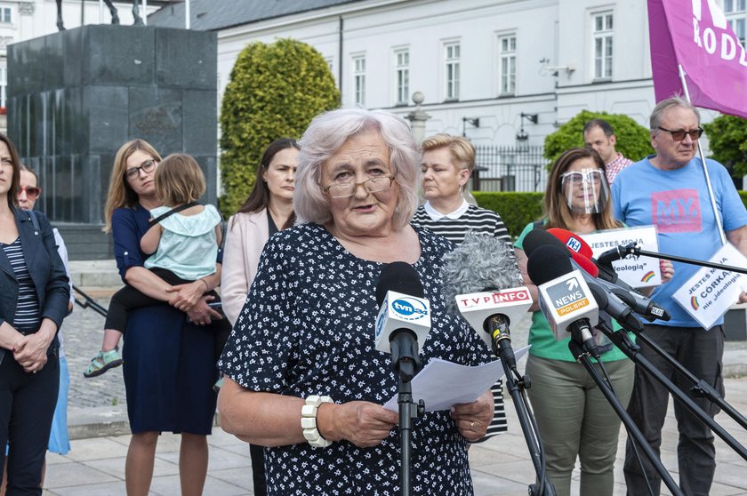 Mama Roberta Biedronia przed Pałacem Prezydenckim