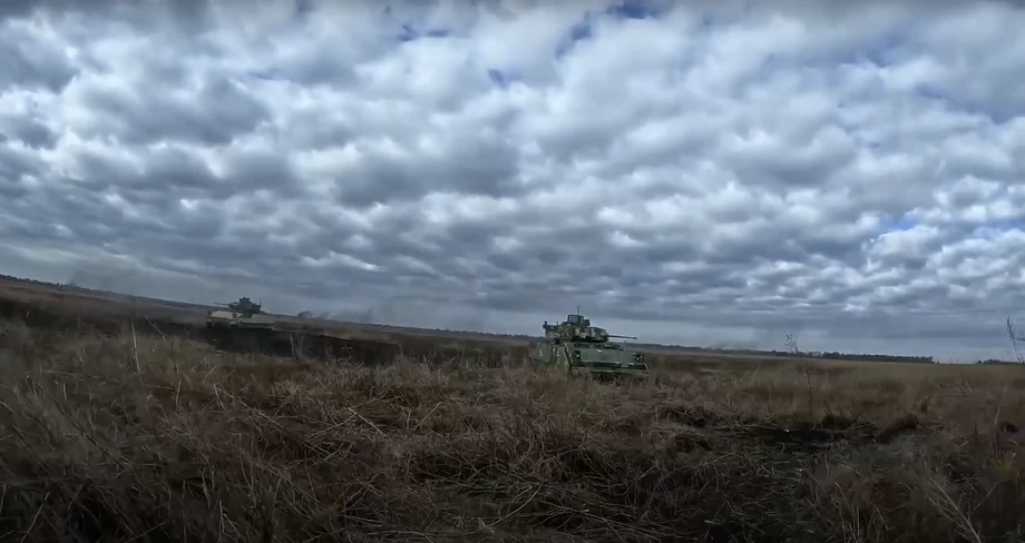 Bojowe wozy piechoty M-2 Bradley ewakuują ukraińskich żołnierzy z okopów