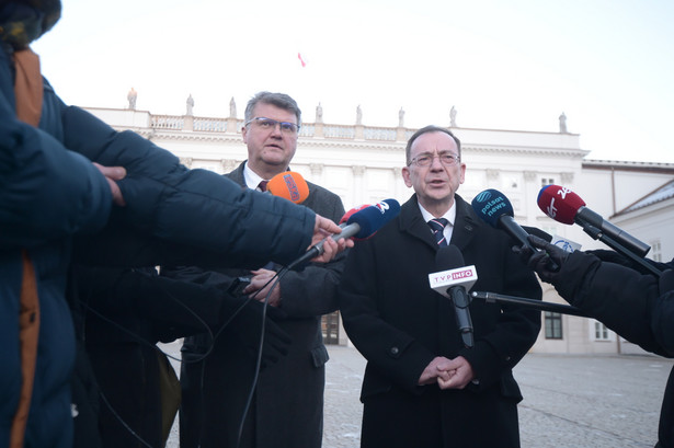 Warszawa, 09.01.2024. Były szef CBA i były minister spraw wewnętrznych Mariusz Kamiński (P) oraz jego były zastępca Maciej Wąsik (L) podczas konferencji prasowej przed Pałacem Przezydenckim w Warszawie, 9 bm. Prezydent Andrzej Duda zaprosił Mariusza Kamińskiego i Macieja Wąsika do Pałacu Prezydenckiego gdzie odbyła się uroczystość powołania ich bliskich współpracowników na doradców Prezydenta RP. (sko) PAP/Marcin Obara