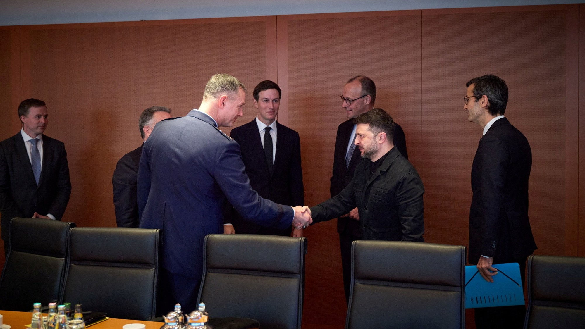 Ukrajinský prezident Volodymyr Zelenskyj sa stretol so zaťom amerického prezidenta Donalda Trumpa Jaredom Kushnerom, osobitným vyslancom USA na Blízkom východe Stevom Witkoffom, nemeckým kancelárom Friedrichom Merzom a najvyšším veliteľom spojeneckých síl NATO v Európe generálom amerického letectva Alexusom Grynkewichom.