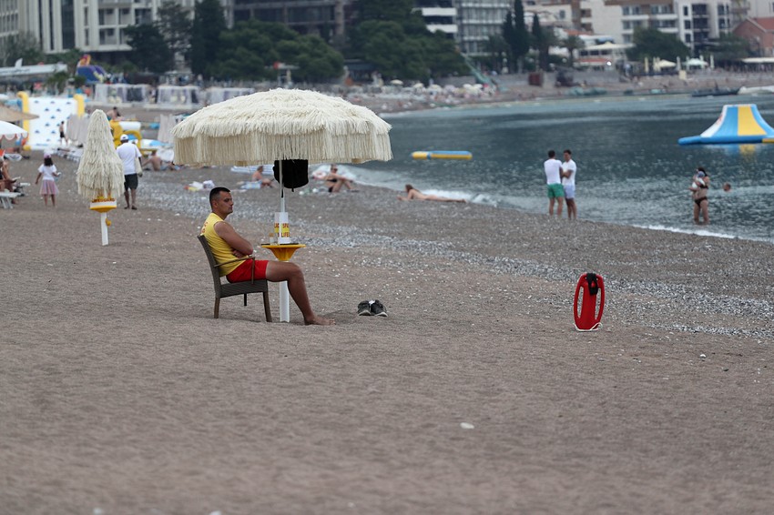 Najbolje je da ubodno mesto potopiti u sirće ili ako to nije moguće onda stavljati obloge od sirćeta.