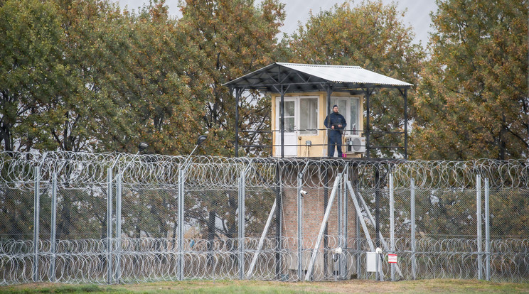Új kerítést kapott a solti büntetés-végrehajtási intézet/ Fotó: MTI Ujvári Sándor    