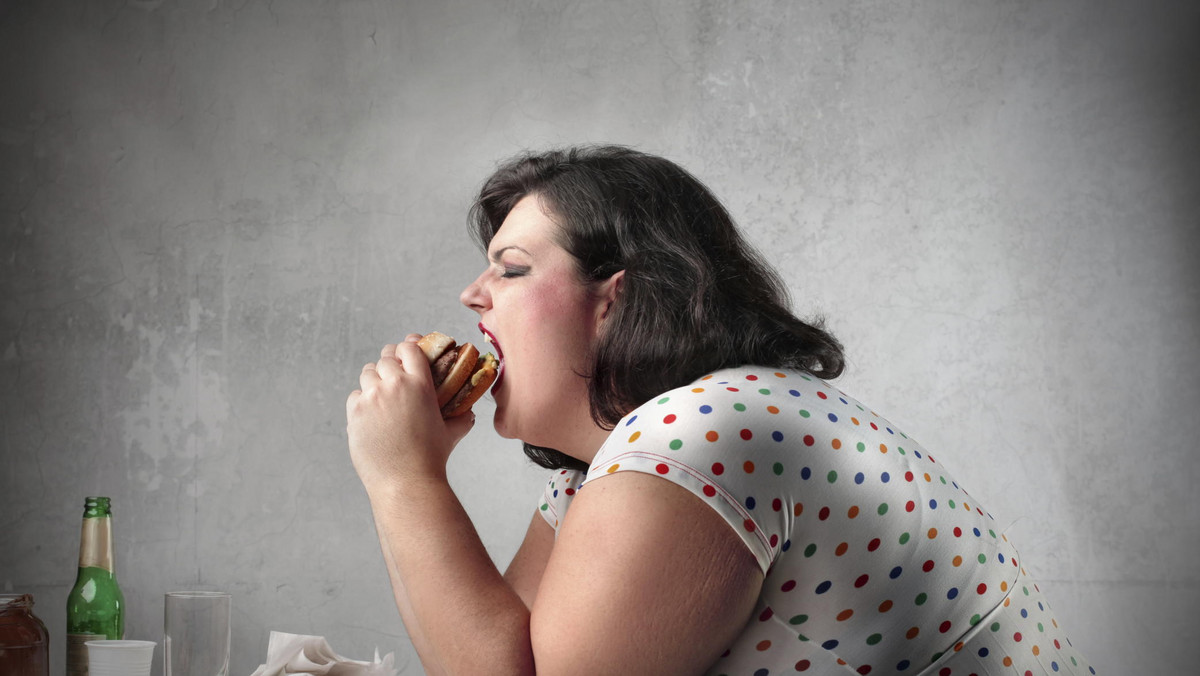 Naukowcy uniwersytetów w Oksford i Reading sądzą, że nałożenie 20-procentowego podatku na słodkie napoje gazowane znacznie zmniejszyłoby liczbę ludzi z nadwagą i otyłych, bardziej narażonych na schorzenia serca i cukrzycę.