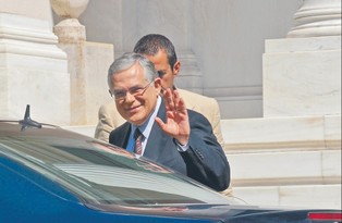 Długi odbierają suwerenność. Grecja będzie rządzona z Frankfurtu