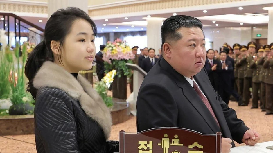 Kim Džu Ae je nosila krzno kada je pratila oca u hotelu Miljongu, u provinciji Rjanggangu, u decembru 2025. godine | Foto: AFP via Getty Images
