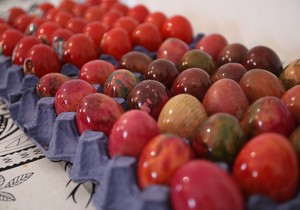 Žene iz Ježevice staru čuvarkuću stavljaju u koprive ili u mravinjak: Uskršnji običaji iz Šumadije