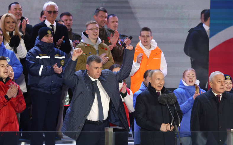 Władimir Putin (czwarty od prawej) na wiecu z okazji 10, rocznicy aneksji Krymu do Rosji, 18 marca 2024 r. Obok niego stoją jego "rywale" w ostatnich wyborach prezydenckich 