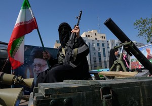 Pripadnica paravojne jedinice Basidž, povezane sa Iranskom revolucionarnom gardom