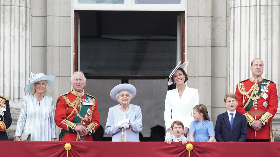 Księżna Kornwalii, książę Walii, królowa Elżbieta II, księżna Cambridge, książę Ludwik, księżniczka Charlotte, książę Jerzy i książę Cambridge na balkonie pałacu Buckingham, aby obejrzeć przelot samolotu w pierwszym dniu obchodów Platynowego Jubileuszu.