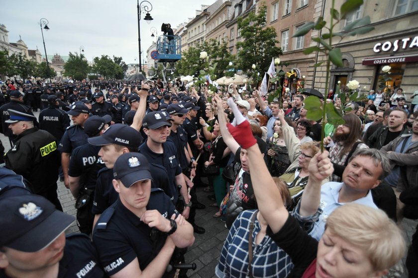 Manifestacja przeciwników miesięcznicy smoleńskiej